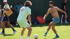 Djokovič dal gól a zahrál si na Ronalda. Šwiateková předvedla "žongly"