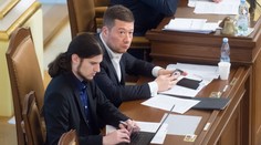 Druhý pokus: Poslanci chtějí z čela Sněmovny odvolat Okamuru