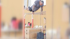 VIDEO: Silák z Aruby překonal rekord na bradlech. V puse udržel přes 90 kilogramů