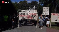 Demonstrace proti sloučení škol! Studenti HLASITĚ protestovali před hejtmanstvím!