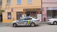 Zloděj v Přelouči vykradl zlatnictví! Prodavačka nechápe, jak to udělal