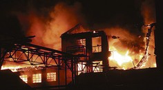Obrovský požár ropného skladu v ruském Brjansku. Předcházely mu výbuchy