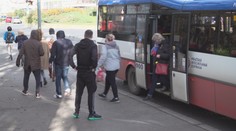 V autobusu nemá člověk ani metr místa, v obchodě jich musí mít 15! VIDEO