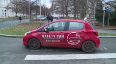 Noví řidiči budou smět za volant hned po zkoušce. Policie je zkontroluje on-line