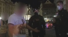Muž zaparkoval auto pod pražským orlojem, pak se chtěl prát s policisty