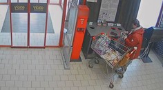 VIDEO: Hlavně nenápadně. Žena si z Penny Marketu odnesla i cizí peněženku
