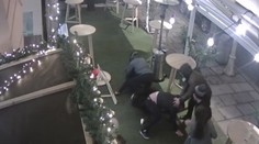 Rváče už policie zadržela, hledá ale další svědky bitky na náměstí