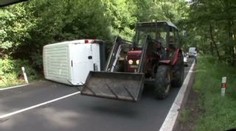 Řidič boural zřejmě vlivem mikrospánku. Doprava vázne
