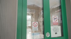 Rvačka před policejní stanicí v Úpici. Strážci zákona měli pádný důvod nezasáhnout