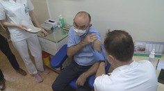 "Dáme si včeličku!" Ministr Blatný dostal druhou dávku vakcíny