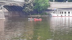 Muž skočil v Praze z mostu do Vltavy, potápěči ho našli na dně mrtvého