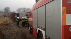 Parta mladých lidí si udělala mejdan. Od žhavých kamen jim chytla maringotka