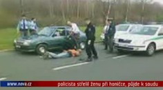 VIDEO: Policista střelil ženu do zad, půjde k soudu