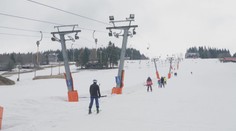 Tragédie na sjezdovce. Snowboardista zemřel v Beskydech po nárazu do stromu