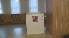 Začaly volby do Poslanecké sněmovny. Z auta dnes hlasovaly stovky lidí