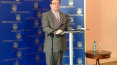 Ministr obrany Vondra nabídl premiérovi svou DEMISI!