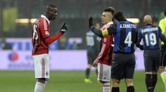 Frajer Balotelli! Fanoušci Interu na něj vytáhli nafukovací banány, on zachoval klid