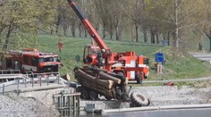 Traktor skončil v rybníku. Nad vodou ho držel valník se dřevem