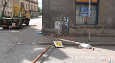 Náklaďák narazil do lampy. Spadla a rozbila chodci hlavu