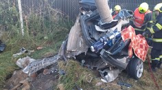 Auto se v Jiříkově doslova obmotalo kolem sloupu. Dva mladí lidé zemřeli
