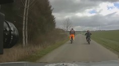 Policejní honička na východě Čech: Motorkář skončil na louce v poutech