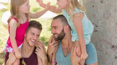 Revoluční změna: Homosexuálové mohou adoptovat děti partnera
