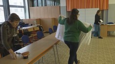 Volební místnosti se ve 14 hodin uzavřely, začalo sčítání hlasů