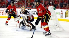Hudlera ubránili. Calgary je tak na pokraji vyřazení