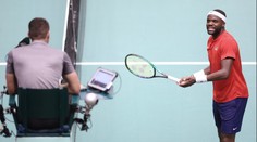 Bláznivý závěr utkání. Vytočený Tiafoe rozmlátil raketu a sudí ukončil zápas