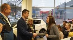 Cofidis a AURES Holdings společně darovali automobil dětem bez domova