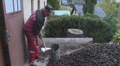 Lidé vzali uhlí na zatápění útokem. Nejsou ale vagóny na jeho rozvoz