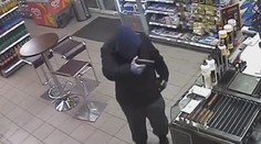 Chtěl navštívit snoubenku, neměl na letenku. Tak vyloupil benzínku!