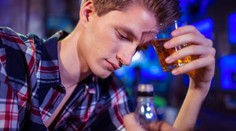 Muž řádil v baru. Upíjel lidem pití, kousl barmana, zmlátil vyhazovače