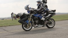 Drsní motorkáři řádili