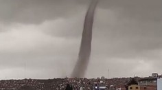 VIDEO: Hrůzně vypadající tornádo se prohnalo městem. Muž ho zachytil na video