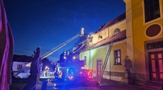 Kostel na jihu Čech zachvátil požár, část cenností hasiči zachránili