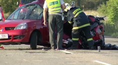Auto a motorka v sobě. Řidička i motorkář zemřeli