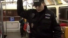 Strážník jel na motorce s majákem, srazila jej žena