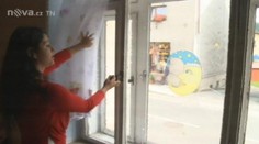 Fotbaloví chuligáni hodili kus omítky do romského bytu, hrozí jim 5 let