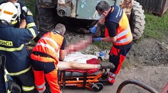 Muže z Přerovska uvěznil po kyčel stroj na brambory, vytáhli ho hasiči