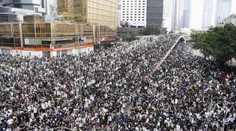 Demonstranti slaví úspěch! Hongkong zrušil zákon o vydávání osob