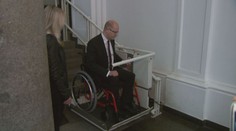 Premiér Bohuslav Sobotka invalidou! Takhle si na vozíku vede