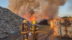 Požár vrakoviště způsobil obří škodu. Hořela plocha téměř o rozloze hektaru