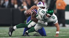 Tak to je pech. Hvězdný quarterback se při premiéře za nový tým vážně zranil