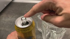 Jak si jednoduše nalít pivo z plechovky? Vyzkoušeli jsme virální trik