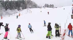 Velké skiareály zahajují sezónu, rozjede se ale jen část sjezdovek