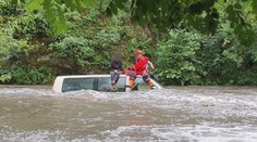 Dodávku na Brněnsku uvěznila řeka! Posádka auta uvízla na střeše