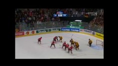 VIDEO: Švýcarský hokejista napadl na MS německého trenéra