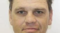 Tento muž má nařízenou sexuologickou a toxikologickou léčbu! Neviděli jste ho?