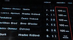 Prahu zaskočil chaos na železnici. Rozzlobení cestující